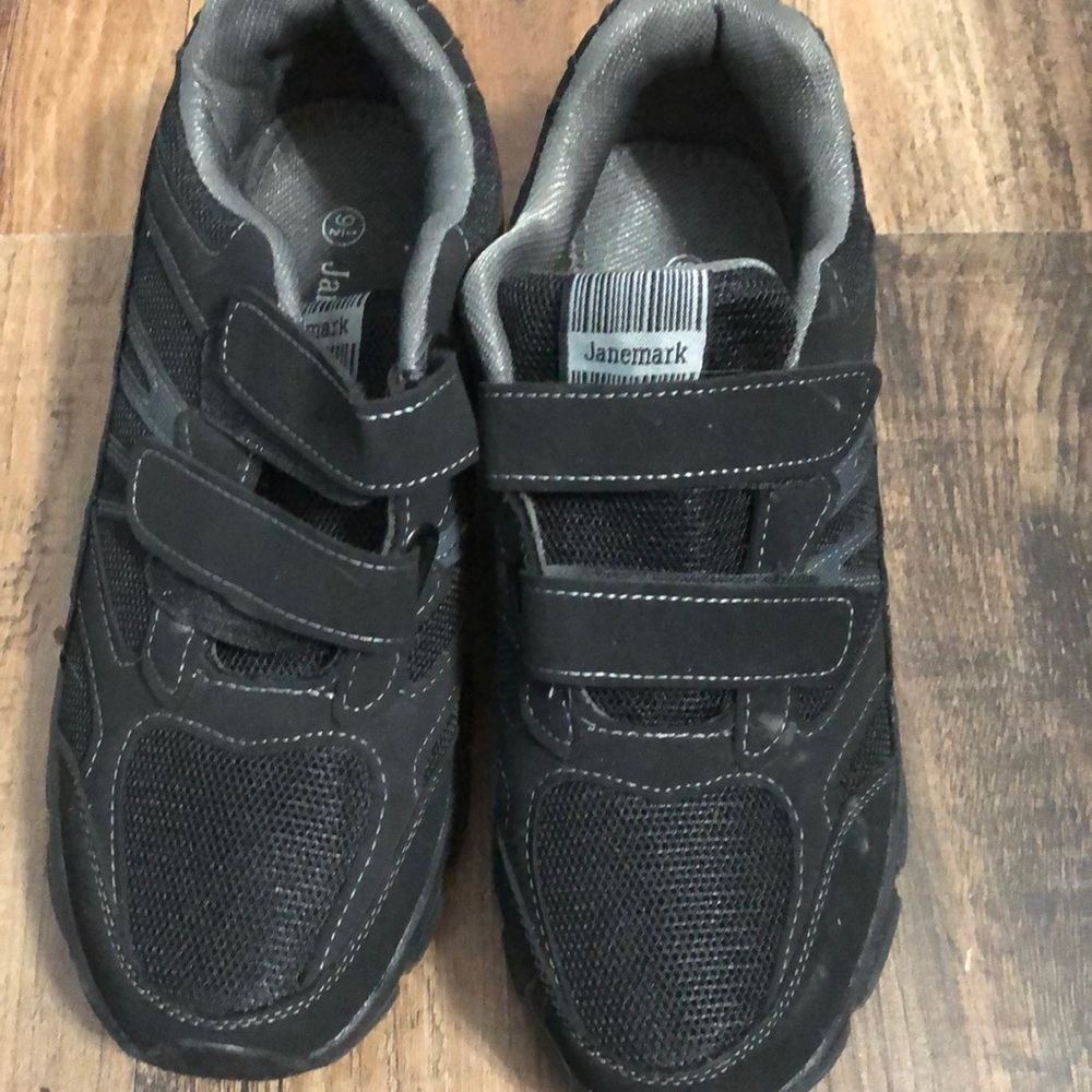 Size 9 1/2 Jane mark shoes for men